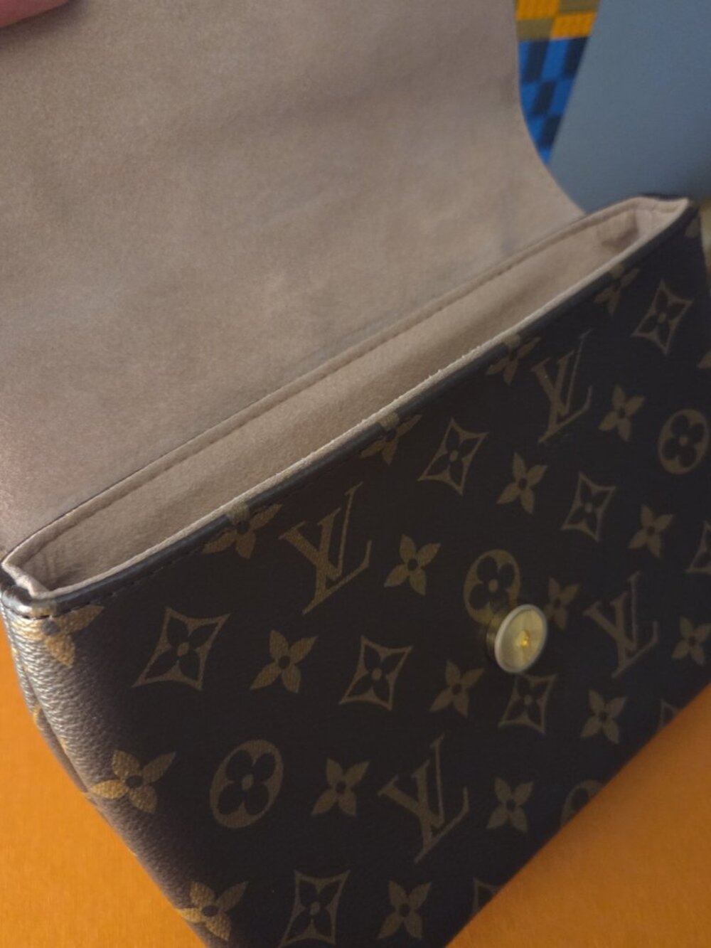Louis Vuitton - Picture 4 of 7